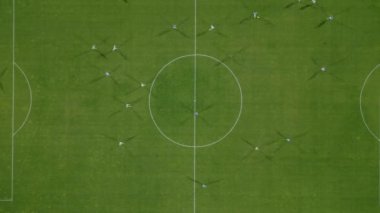 Futbol sahasındaki oyuncuları yukarıdan izle.