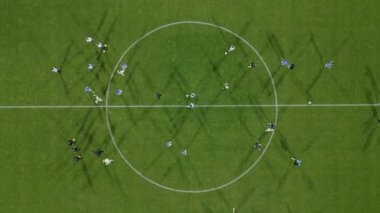 Futbol sahasındaki oyuncuları yukarıdan izle.