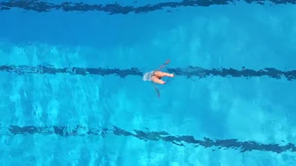 从空中看 女运动员在室外游泳池里进行同步的游泳项目 — 图库视频影像