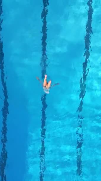 Женщина Спортсмен Выполняет Синхронные Процедуры Плавания Открытом Бассейне Видно Воздуха — стоковое видео