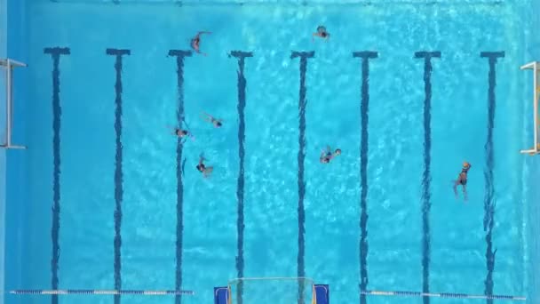 Los Jugadores Del Equipo Waterpolo Están Pasando Pelota Entre Agua — Vídeo de stock