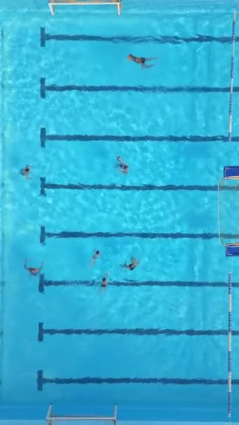 作为赛前训练的一部分 水球队队员在室外游泳池的水里互相传递球 空中观看比赛 — 图库视频影像