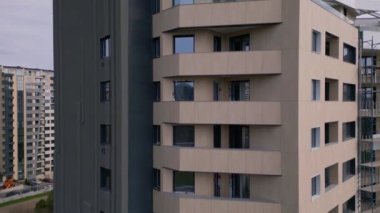 Şehir manzarasında çok yüksek bir binanın yanında yüksek bir bina görülüyor..