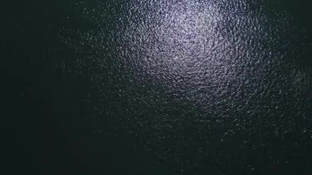 Tento Obraz Zachycuje Klidnou Rozlohu Klidného Oceánu Pod Pokrývkou Měkkých — Stock video