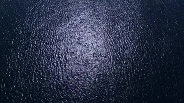 Esta Imagem Capta Extensão Serena Oceano Calmo Sob Cobertor Nuvens — Vídeo de Stock