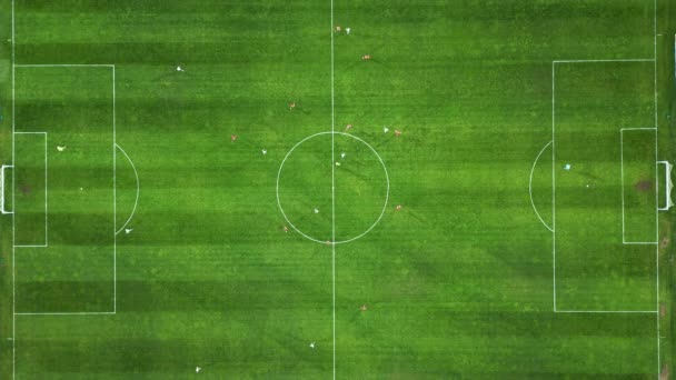 Воздушный Вид Футбольного Поля Действии Игроками Бег Прохождение Забив Голы — стоковое видео
