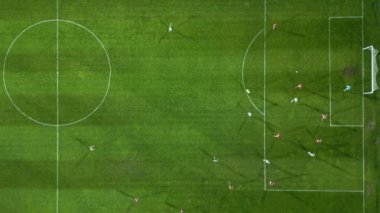 Futbol sahasının insansız hava aracı görüntüsü. Tam da gol atıldığı anda..