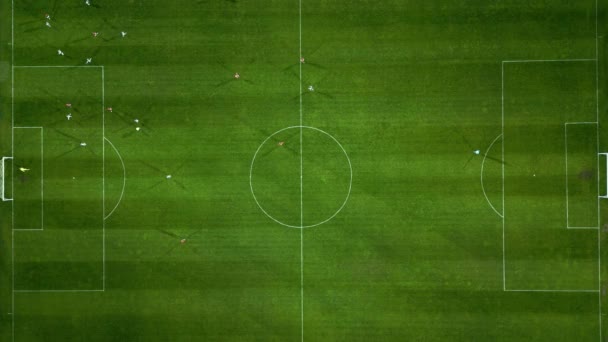 Luftaufnahme Eines Fußballfeldes Aktion Bei Dem Die Spieler Rennen Passen — Stockvideo