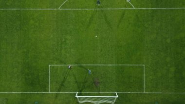 Futbol sahasının insansız hava aracı görüntüsü. Tam da gol atıldığı anda..