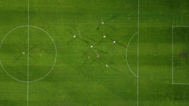 Αεροφωτογραφία Ενός Γηπέδου Ποδοσφαίρου Στην Προπόνηση Δράσης Τους Παίκτες Τρέχουν — Αρχείο Βίντεο