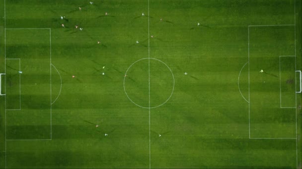 Luftaufnahme Eines Fußballfeldes Aktion Bei Dem Die Spieler Rennen Passen — Stockvideo