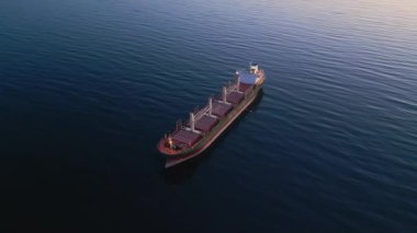 Büyük bir kargo gemisi büyük bir su kütlesi üzerinde zarifçe süzülüyor, büyüklüğünü ve gücünü gösteriyor..