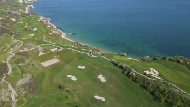 Erkunden Sie Einen Golfplatz Vor Dem Hintergrund Des Ozeans Und — Stockvideo
