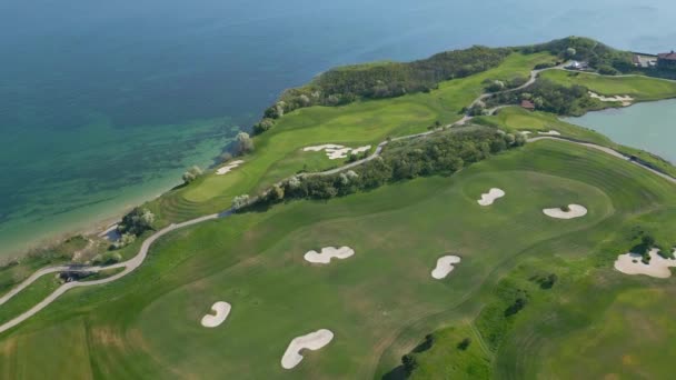 Explore Golf Course Set Backdrop Ocean Capturing Lush Green Landscape — Stock Video