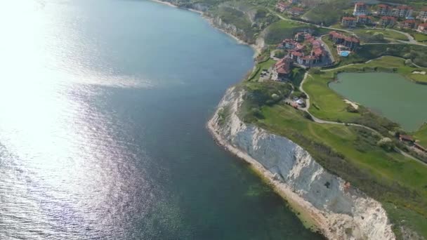 从鸟瞰的角度去探索一个坐落在海洋附近的高尔夫球场 看着球员们开球 在充满挑战的道路上前行 — 图库视频影像