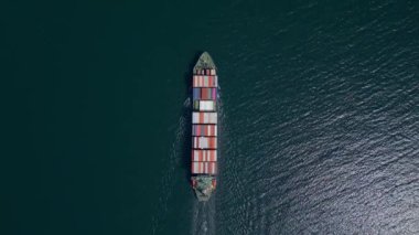 Bir konteynır gemisi, istiflenmiş konteynırları taşıyarak sürekli olarak okyanusta hareket eder..