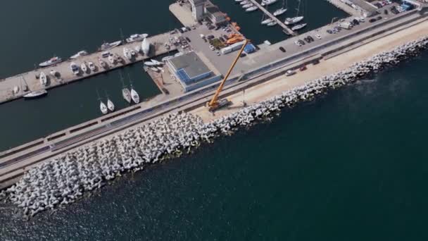 Luchtfoto Van Golfbreker Constructie Kraanvogel Een Stapel Rotsblokken Zee — Stockvideo