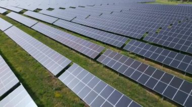 Yaz boyunca bir ormanın yanındaki güneş enerjisi istasyonunun drone görüntüsü. Yenilenebilir enerji, doğayla çarpışır..