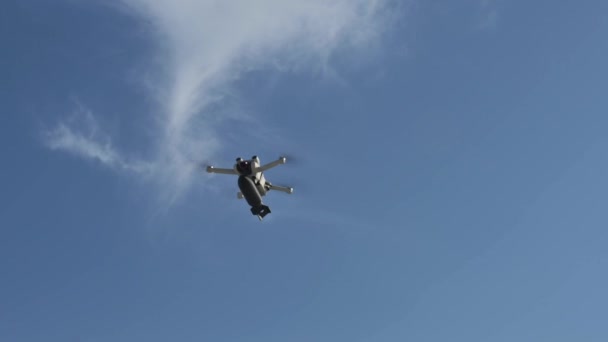 一架载有小炸弹的民用无人驾驶飞机在空中飞行 — 图库视频影像