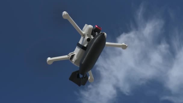 Een Burger Drone Met Een Kleine Bom Aan Boord Vliegt — Stockvideo