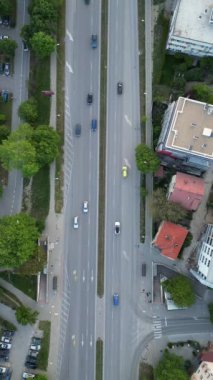 İHA 'dan Varna şehrindeki bir yol trafiğine hava görüntüsü.