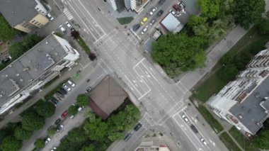 İnsansız hava aracından Varna şehrindeki yol trafiğine hava görüntüsü, zaman ayarlı..