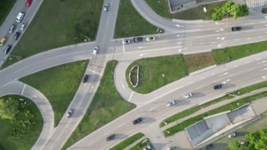 İnsansız hava aracından Varna şehrindeki yol trafiğine hava görüntüsü, zaman ayarlı..