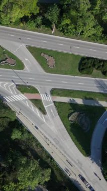 İnsansız hava aracından Varna şehrindeki yol trafiğine hava görüntüsü, zaman ayarlı..