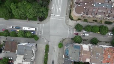 İnsansız hava aracından Varna şehrindeki yol trafiğine hava görüntüsü, zaman ayarlı..