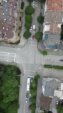 İnsansız hava aracından Varna şehrindeki yol trafiğine hava görüntüsü, zaman ayarlı..