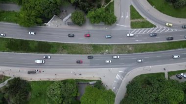 İHA 'dan Varna şehrindeki bir yol trafiğine hava görüntüsü.