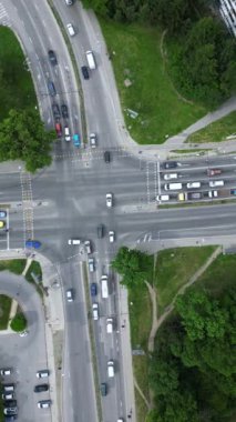 İnsansız hava aracından Varna şehrindeki yol trafiğine hava görüntüsü, zaman ayarlı..