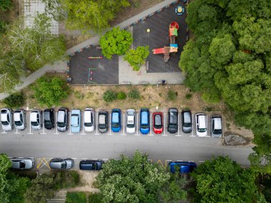 İnsansız hava aracından Varna şehrindeki yol trafiğine hava görüntüsü, zaman ayarlı..