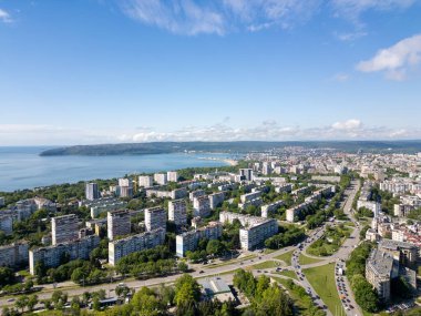 İnsansız hava aracından Varna şehrindeki yol trafiğine hava görüntüsü, zaman ayarlı..