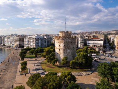 Yunanistan 'ın Selanik kentindeki Beyaz Kule' nin canlı yeşillik ve şehir manzarası, bu ikonik simgenin tarihi ve kültürel zenginliğini gözler önüne seriyor..