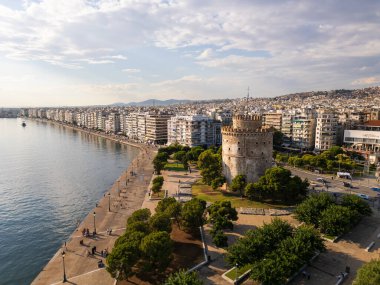 Yunanistan 'ın Selanik kentindeki Beyaz Kule' nin canlı yeşillik ve şehir manzarası, bu ikonik simgenin tarihi ve kültürel zenginliğini gözler önüne seriyor..