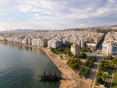 Yunanistan 'ın Selanik kentindeki Beyaz Kule' nin canlı yeşillik ve şehir manzarası, bu ikonik simgenin tarihi ve kültürel zenginliğini gözler önüne seriyor..