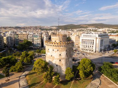 Yunanistan 'ın Selanik kentindeki Beyaz Kule' nin canlı yeşillik ve şehir manzarası, bu ikonik simgenin tarihi ve kültürel zenginliğini gözler önüne seriyor..