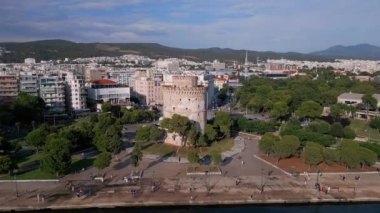 Yunanistan 'ın Selanik kentindeki Beyaz Kule' nin canlı yeşillik ve şehir manzarası, bu ikonik simgenin tarihi ve kültürel zenginliğini gözler önüne seriyor..