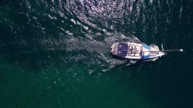 Yunanistan 'ın Sithonia kentindeki derin mavi ve turkuaz sularda yüzen bir yelkenlinin havadan görünüşü deniz macerasının özünü ve denizin dingin güzelliğini yakalıyor..