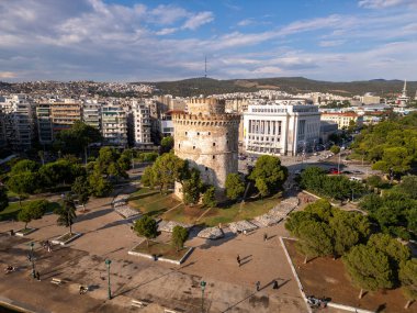 Yunanistan 'ın Selanik kentindeki Beyaz Kule' nin canlı yeşillik ve şehir manzarası, bu ikonik simgenin tarihi ve kültürel zenginliğini gözler önüne seriyor..