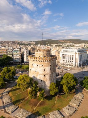 Yunanistan 'ın Selanik kentindeki Beyaz Kule' nin canlı yeşillik ve şehir manzarası, bu ikonik simgenin tarihi ve kültürel zenginliğini gözler önüne seriyor..
