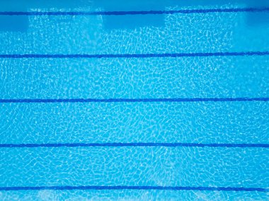 Mavi su ve şerit işaretli bir havuzun insansız hava aracı videosu. Yukarıdan aşağı manzara, sakin ve davetkar atmosferi yakalar. Su temalarını sergilemek için mükemmeldir..