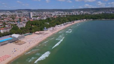 İnsansız hava aracı, Bulgaristan 'ın hareketli sahil şeridini ve gezinti güvertesini yazın ortasında yakalıyor. Sahne canlı sahil yaşamını, berrak suları ve şehir manzarasını sergiliyor..