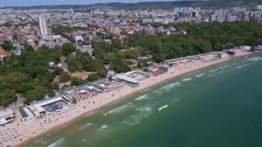 İnsansız hava aracı, Bulgaristan 'ın hareketli sahil şeridini ve gezinti güvertesini yazın ortasında yakalıyor. Sahne canlı sahil yaşamını, berrak suları ve şehir manzarasını sergiliyor..