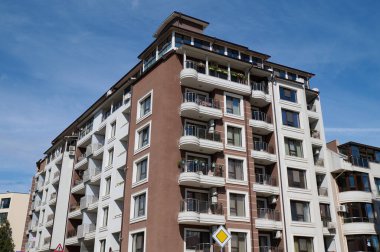 Çağdaş bir konutta birden fazla balkon sergileniyor, modern mimariyle kentin berrak mavi gökyüzünü harmanlıyor. Varna, Bulgaristan