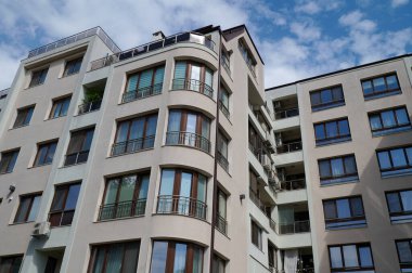 Çağdaş bir apartmanda geniş pencerelerle süslenmiş benzersiz kıvrımlı bir cephe bulunur. Yapı balkonlarla tamamlanıyor ve davetkar bir atmosfer yaratıyor. Varna, Bulgaristan