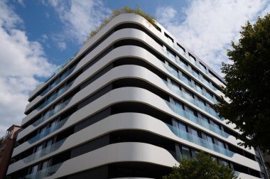 Yapıda, gökyüzünü ve çatıdaki yeşillikleri yansıtan büyük cam pencereli kendine özgü dalgalı bir cephe yer alıyor. Eşsiz çizgiler çağdaş tasarımı geliştirir. Varna, Bulgaristan