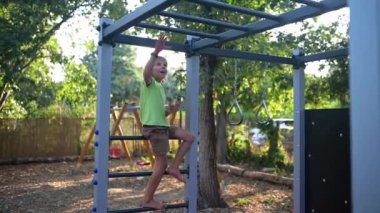 Dışarıdaki oyun parkına tırmanan oyuncu bir çocuk. Çocukluk temaları, açık hava aktiviteleri ve macera için mükemmel..