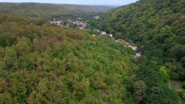 Bulgaristan 'ın Strandzha Ulusal Parkı' ndaki yeşil orman dağlarının üzerinden uçan insansız hava aracının çarpıcı bir görüntüsü, dokunulmamış doğanın ve kayalık arazinin dingin güzelliğini gözler önüne seriyor..